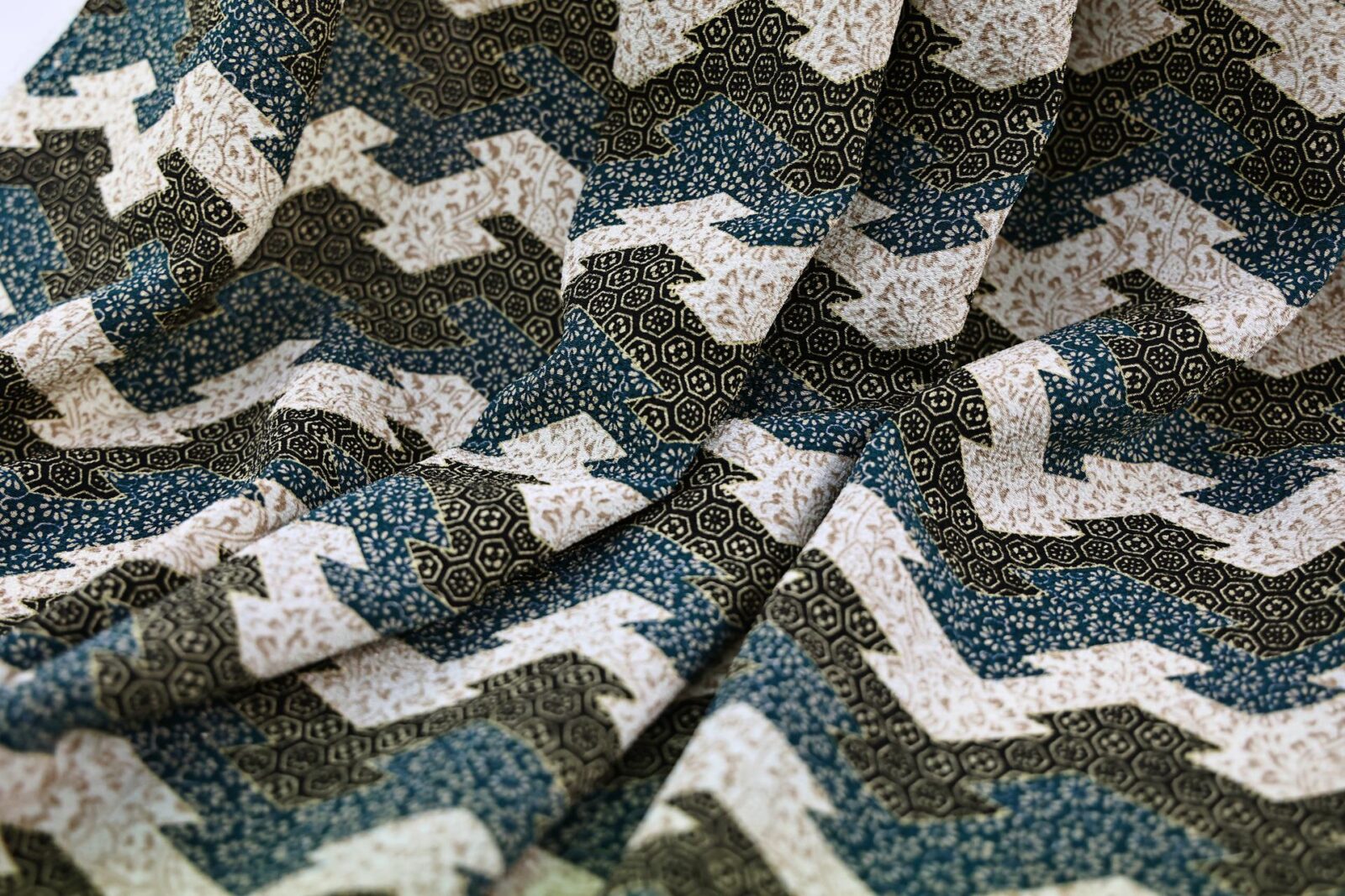 Tissu Chirimen Hanabishi et Kikko bleu. Japanese fabric. Chirimen fabric