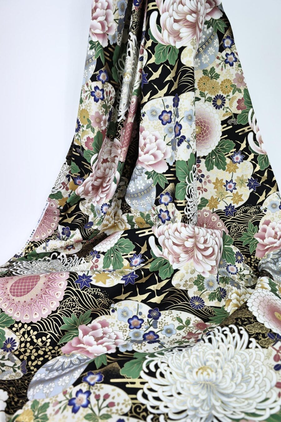 Tissu Japonais doré fleuris Paon Grue fond noir