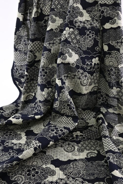 Tissu Japonais nuages fond bleu marine. Japanese fabric