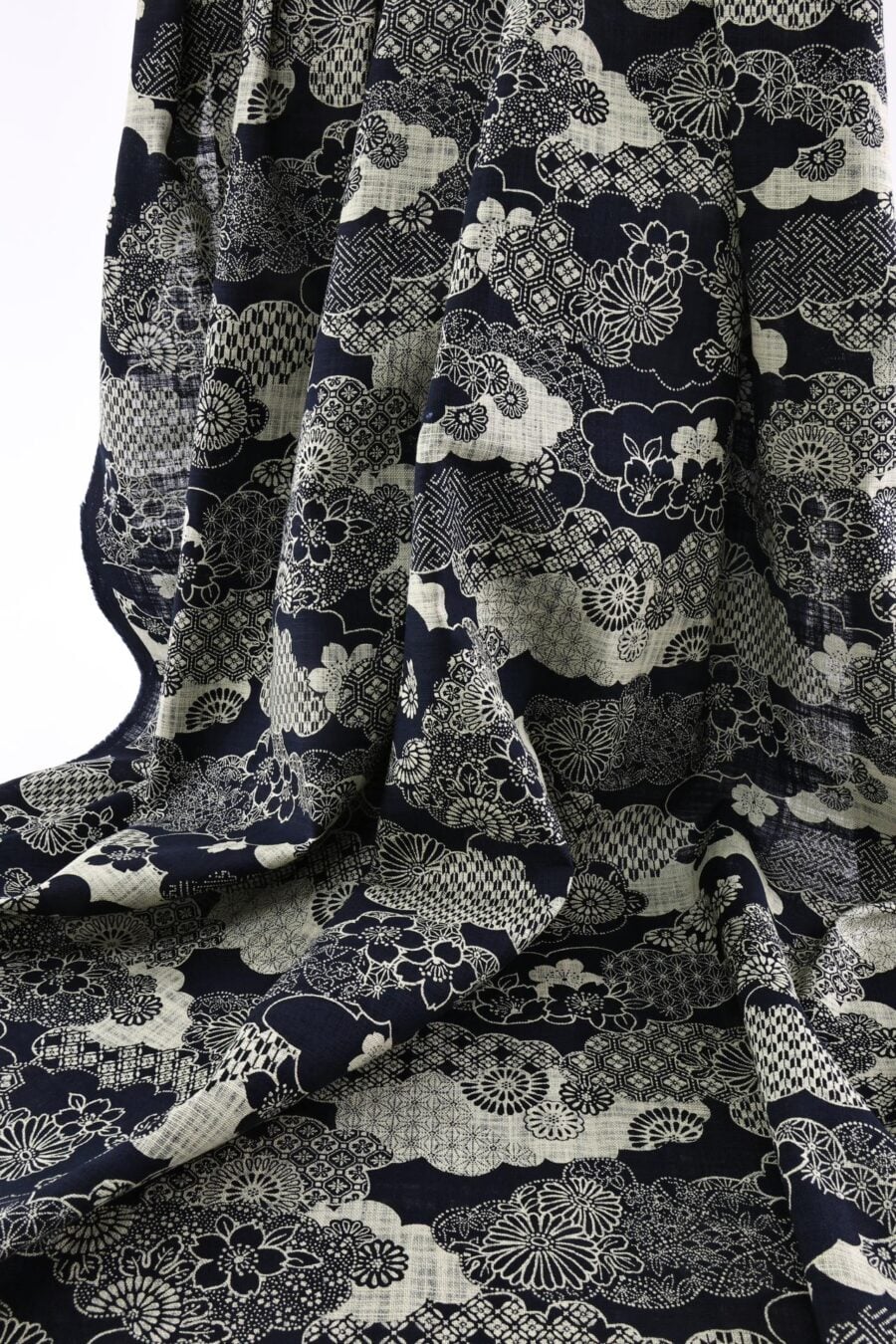 Tissu Japonais nuages fond bleu marine. Japanese fabric