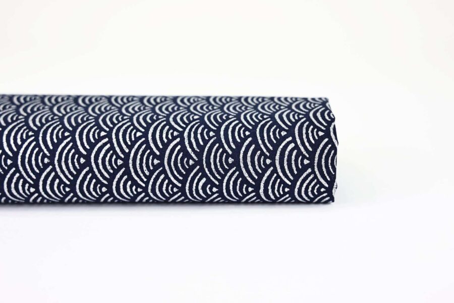 Tissu Seigaiha argenté fond bleu marine. Silver Seigaiha on navy blue background fabric