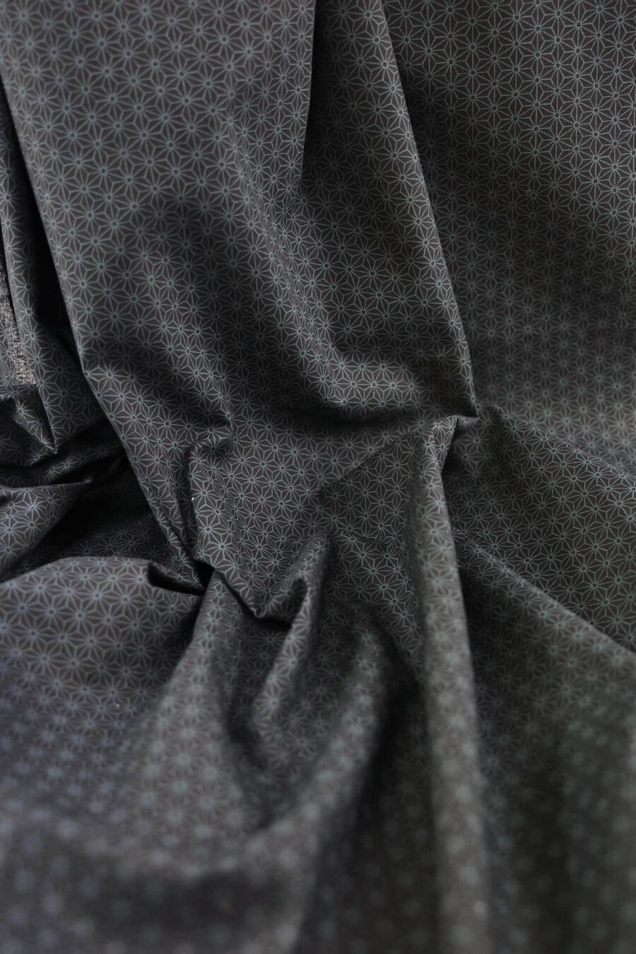 Tissu japonais Asanoha bleu fond bleu marine. Japanese fabric
