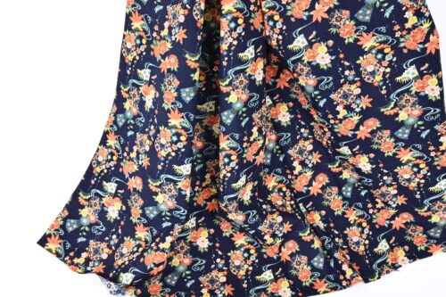 Tissu Japonais fleurs dans l'eau fond bleu