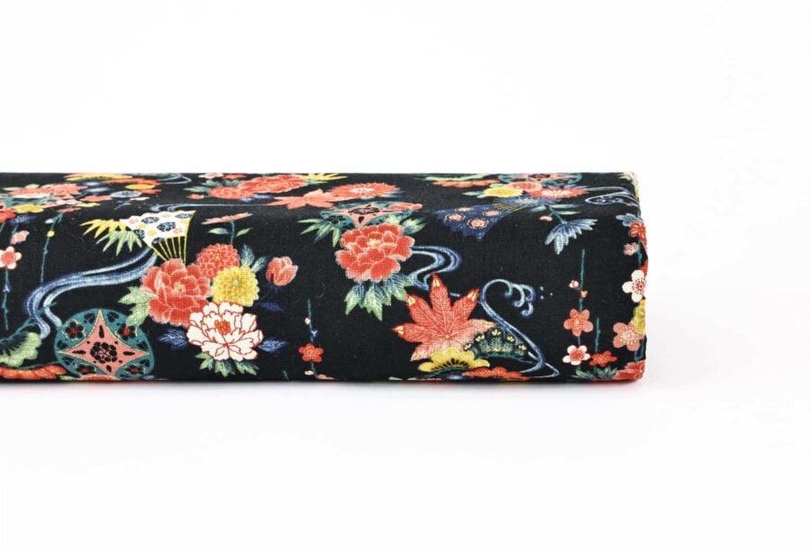 Tissu Japonais fleurs dans l'eau fond noir