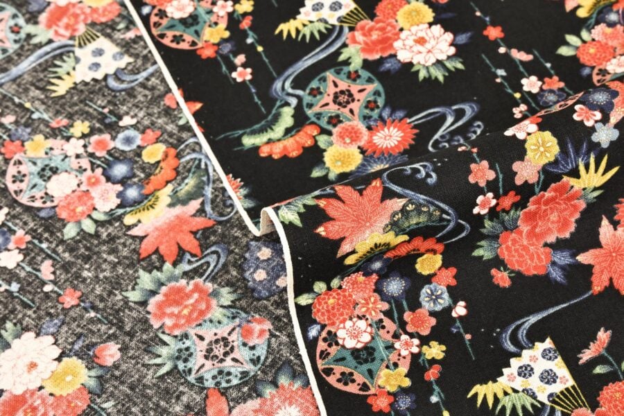 Tissu Japonais fleurs dans l'eau fond noir