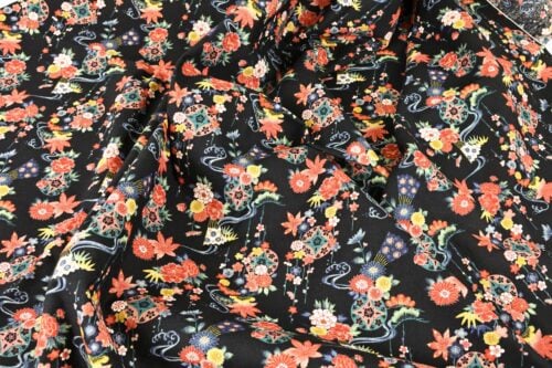 Tissu Japonais fleurs dans l'eau fond noir
