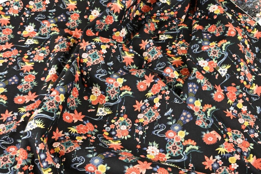 Tissu Japonais fleurs dans l'eau fond noir