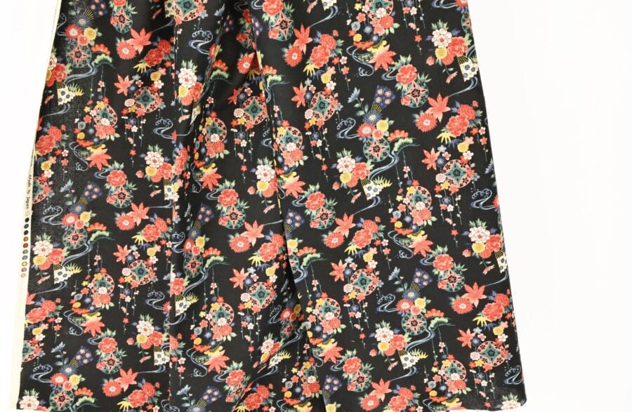 Tissu Japonais fleurs dans l'eau fond noir