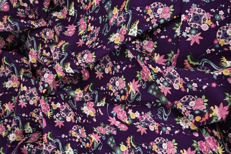 Tissu Japonais fleurs dans l'eau fond violet