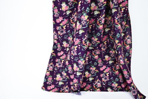 Tissu Japonais fleurs dans l'eau fond violet