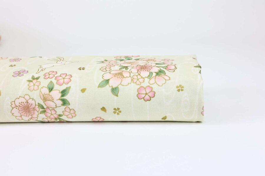 Tissu Usagi et Sakura fond ivoire