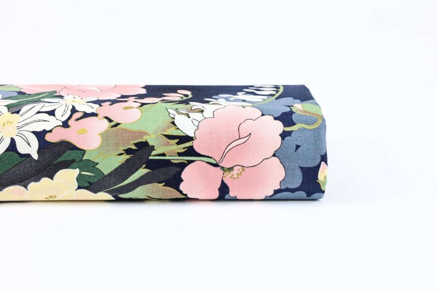 tissu Japonais Hyakka Ryoran, signifiant "des centaines de fleurs" de Quilt Gate, imprimé d'un jardin de fleurs richement colorées sur fond bleu marine. 