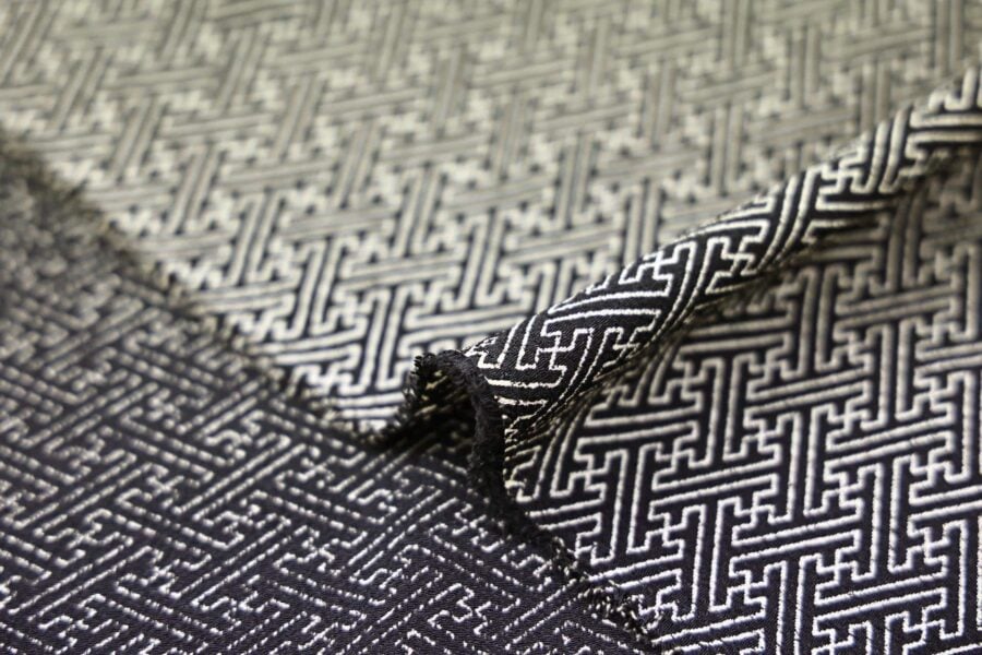 Tissu Chirimen Sayagata fond noir. Japanese fabric. Chirimen fabric