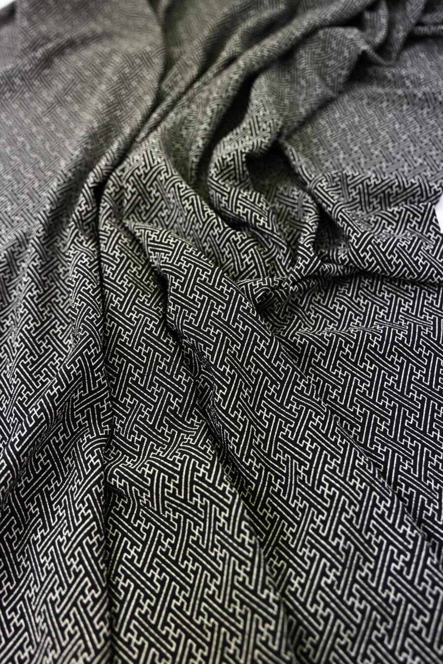 Tissu Chirimen Sayagata fond noir. Japanese fabric. Chirimen fabric