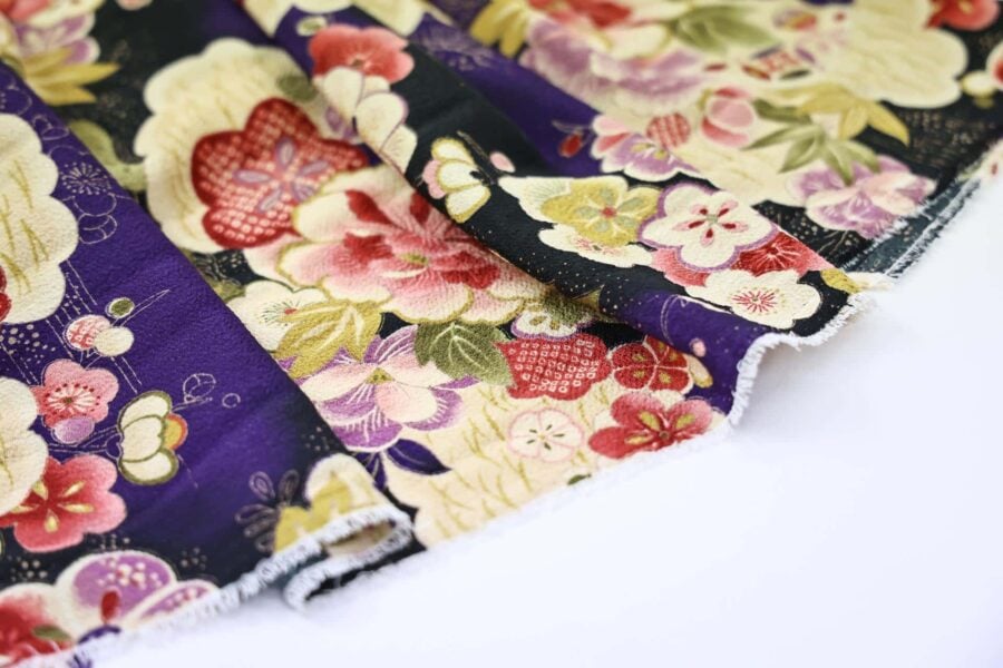 Tissu Chirimen Shōchikubai coloré violet. Japanese fabric. Chirime