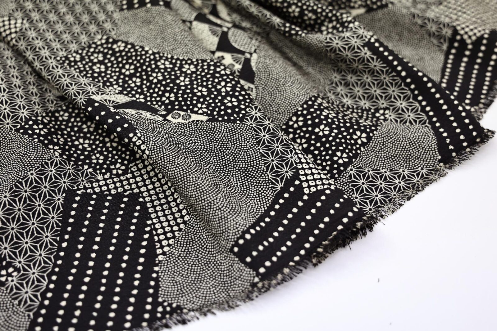Tissu Chirimen multi motifs traditionnels. Japanese fabric. Japan Fabric. Chirimen Fabric