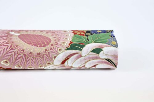 Tissu Japonais doré fleuris Paon Grue fond rouge. Japanese fabric golden floral Peacock Crane