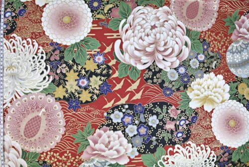 Tissu Japonais doré fleuris Paon Grue fond rouge. Japanese fabric golden floral Peacock Crane