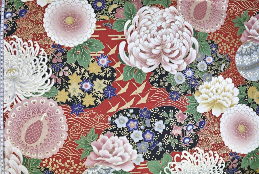 Tissu Japonais doré fleuris Paon Grue fond rouge. Japanese fabric golden floral Peacock Crane