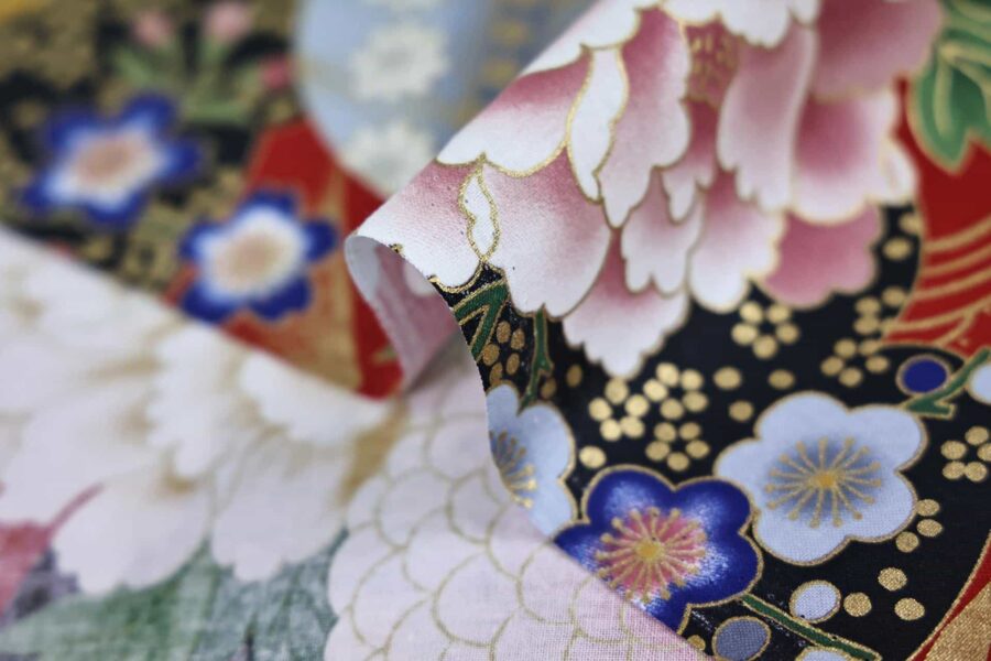 Tissu Japonais doré fleuris Paon Grue fond rouge. Japanese fabric golden floral Peacock Crane
