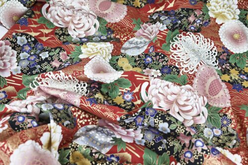 Tissu Japonais doré fleuris Paon Grue fond rouge. Japanese fabric golden floral Peacock Crane
