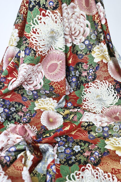 Tissu Japonais doré fleuris Paon Grue fond rouge. Japanese fabric golden floral Peacock Crane
