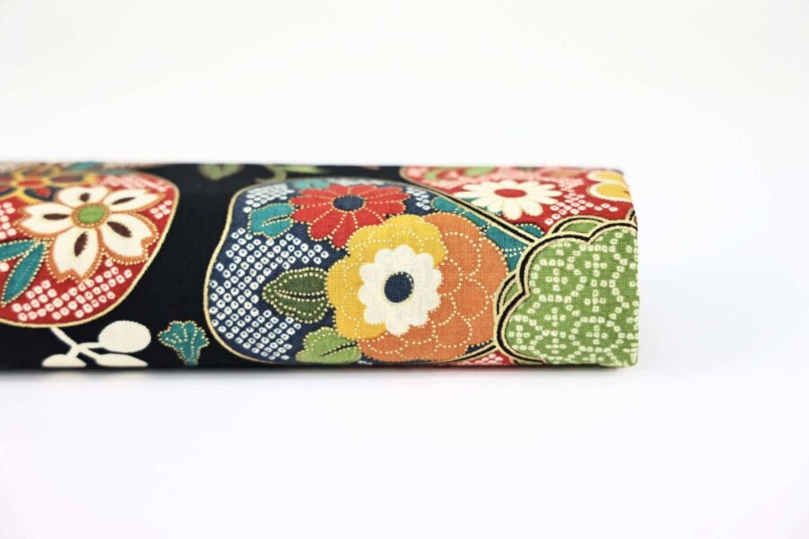 Tissu Japonais fleurs multi motifs coloré fond noir.Japanese Fabric Multicolored Floral Patterns