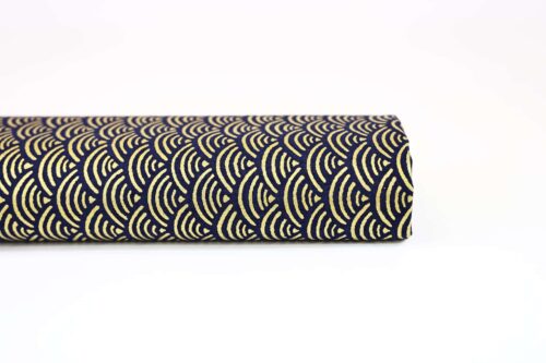 Tissu Seigaiha doré fond bleu marine. Japanese Fabric golden Seigaiha blue navy background