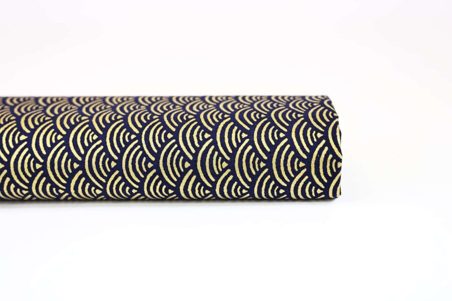 Tissu Seigaiha doré fond bleu marine. Japanese Fabric golden Seigaiha blue navy background
