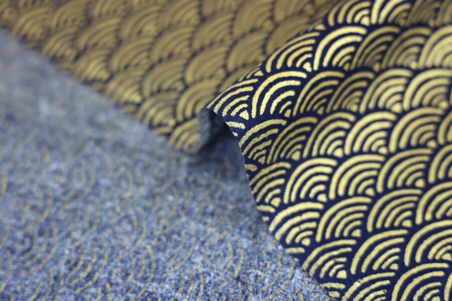 Tissu Seigaiha doré fond bleu marine. Japanese Fabric golden Seigaiha blue navy background