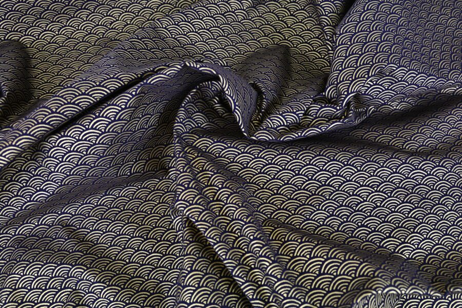 Tissu Seigaiha doré fond bleu marine. Japanese Fabric golden Seigaiha blue navy background