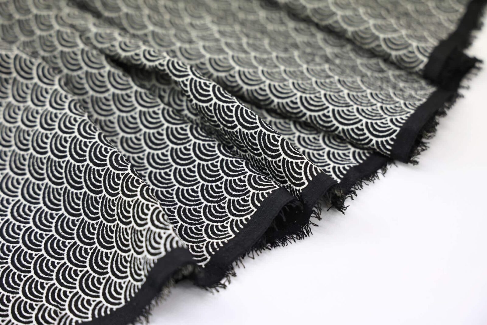 Tissus crêpe Japonais Seikaiha fond noir. Japanese fabrics. Japanese crepe fabric.