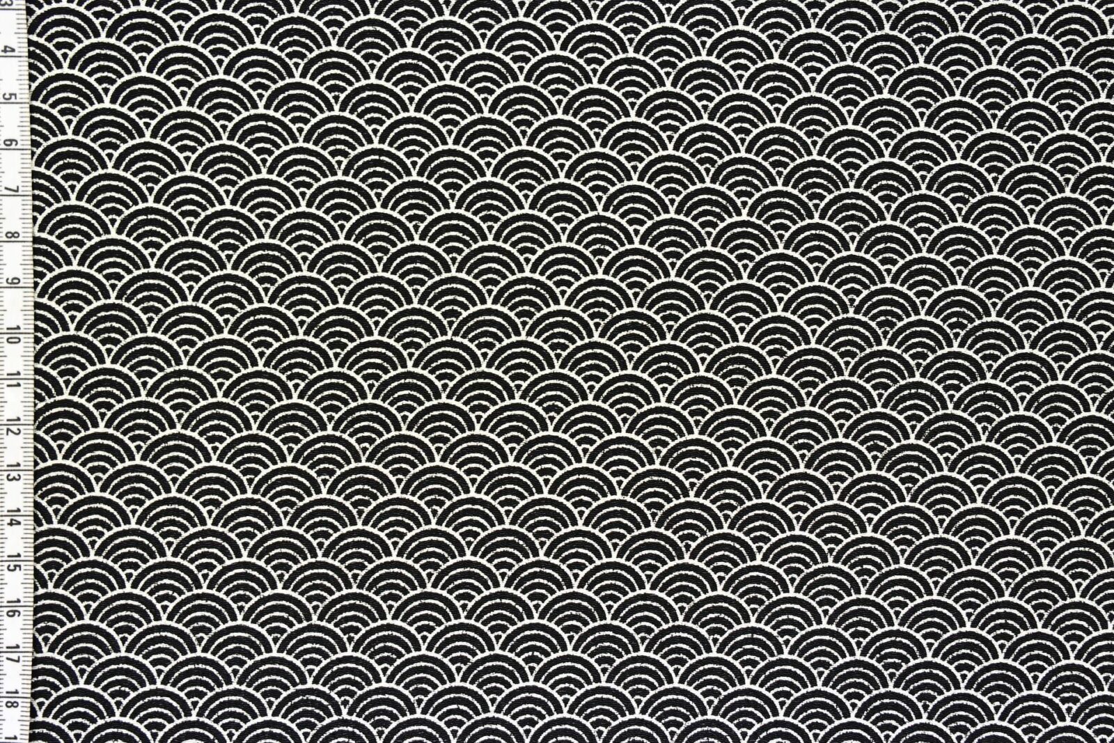 Tissus crêpe Japonais Seikaiha fond noir. Japanese fabrics. Japanese crepe fabric.
