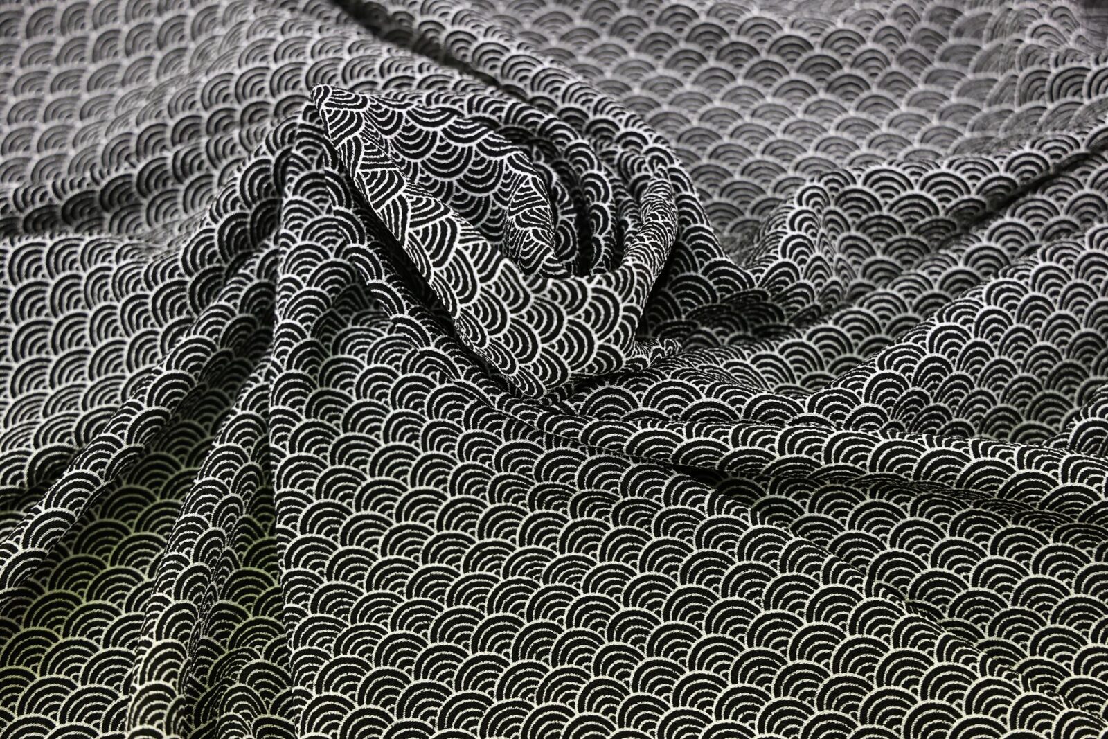 Tissus crêpe Japonais Seikaiha fond noir. Japanese fabrics. Japanese crepe fabric.