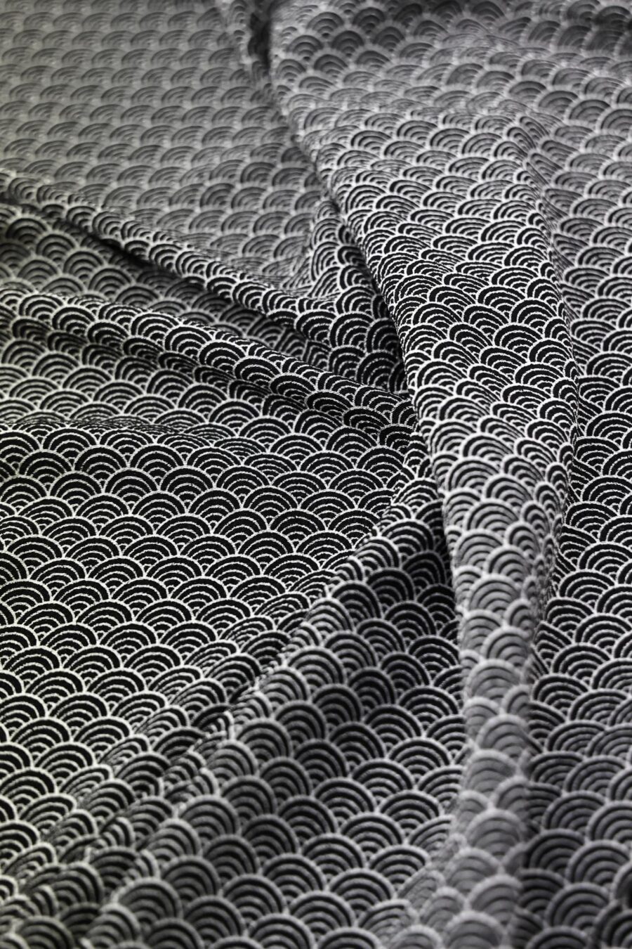 Tissus crêpe Japonais Seikaiha fond noir. Japanese fabrics. Japanese crepe fabric.