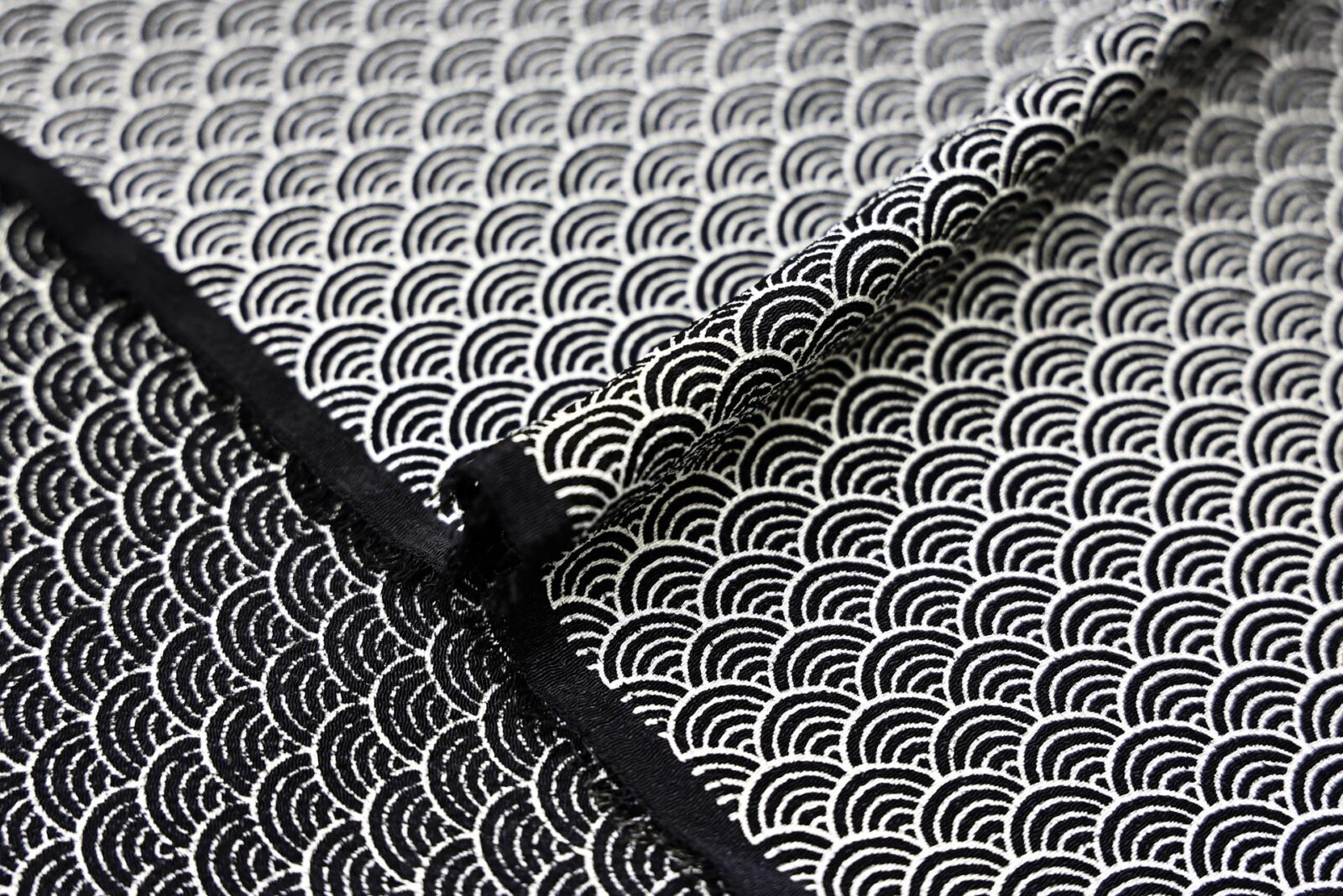 Tissus crêpe Japonais Seikaiha fond noir. Japanese fabrics. Japanese crepe fabric.