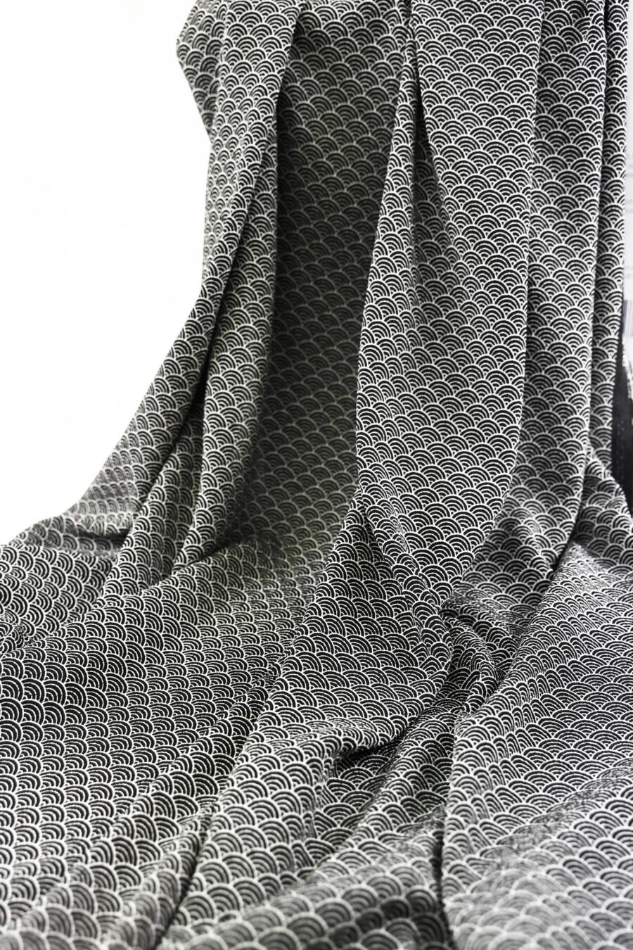 Tissus crêpe Japonais Seikaiha fond noir. Japanese fabrics. Japanese crepe fabric.