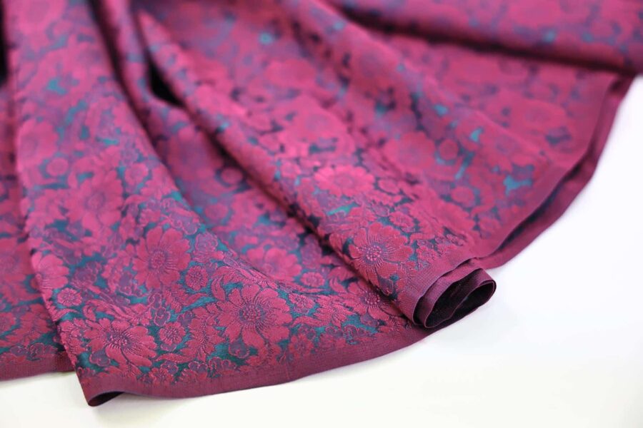Brocart de soie fuchsia effet bleu. Brocard fabric.