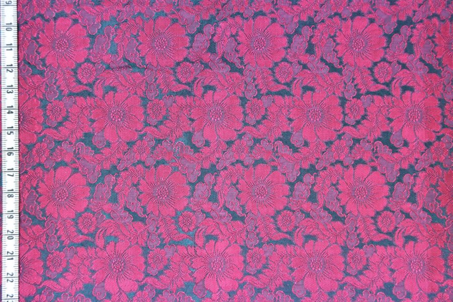 Brocart de soie fuchsia effet bleu. Brocard fabric.