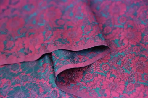 Brocart de soie fuchsia effet bleu. Brocard fabric.
