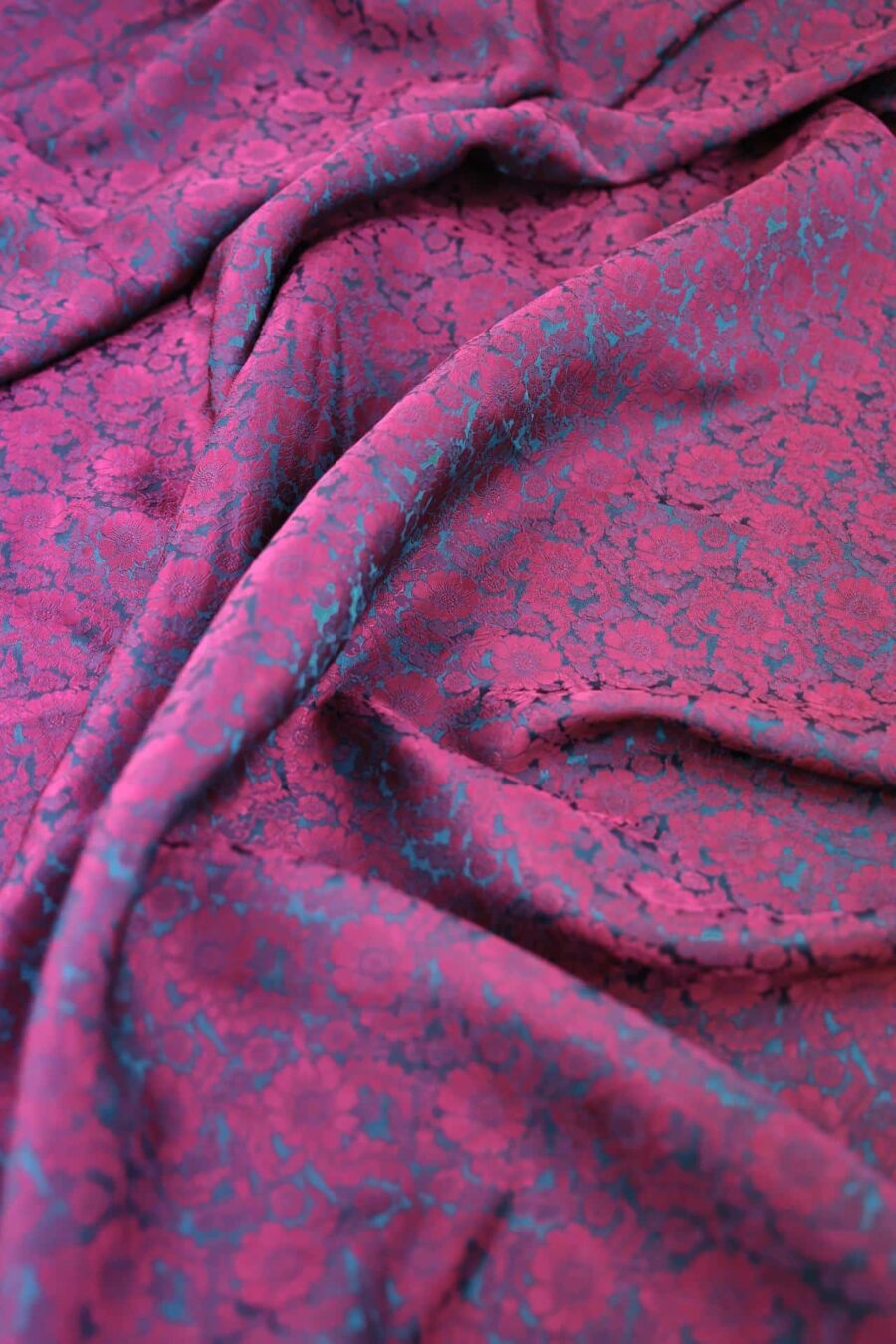 Brocart de soie fuchsia effet bleu. Brocard fabric.