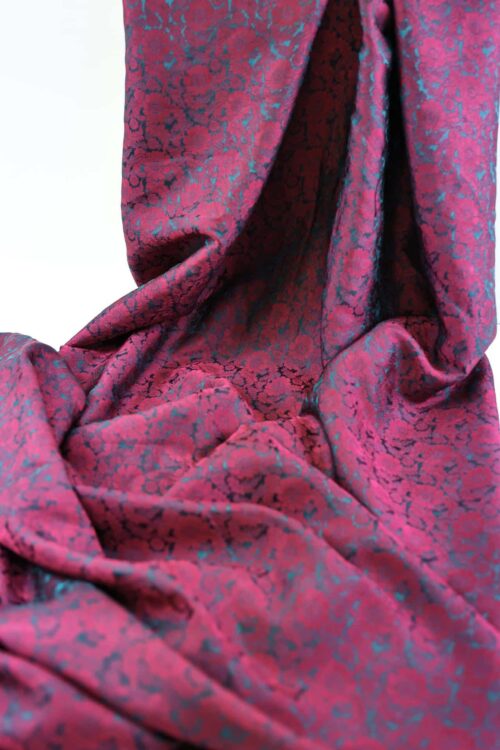 Brocart de soie fuchsia effet bleu. Brocard fabric.