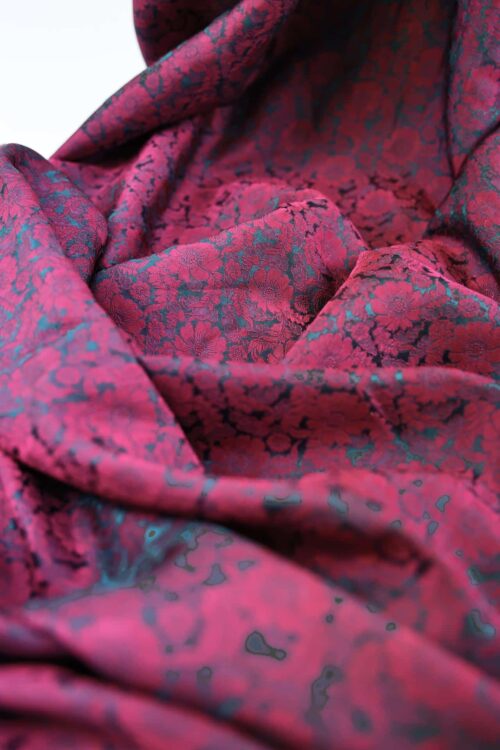 Brocart de soie fuchsia effet bleu. Brocard fabric.