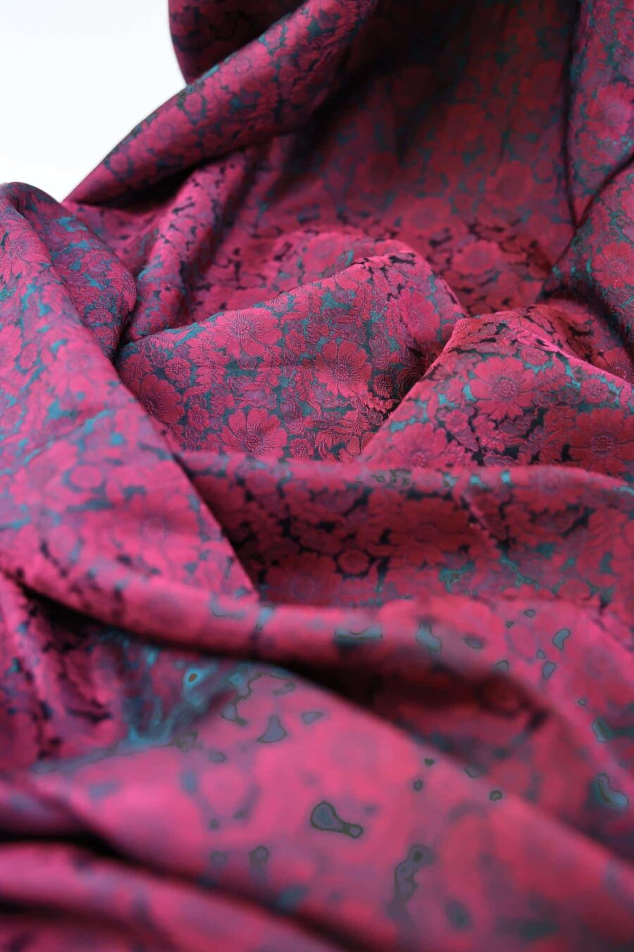 Brocart de soie fuchsia effet bleu. Brocard fabric.