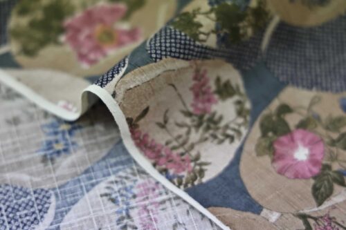Coton dobby kanoko shibori bleu et floraux. Japanese fabric