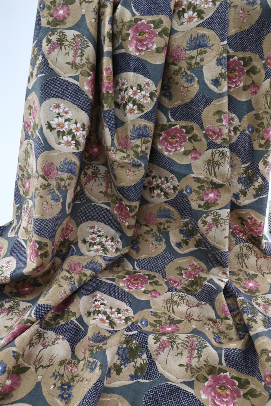 Coton dobby kanoko shibori bleu et floraux. Japanese fabric