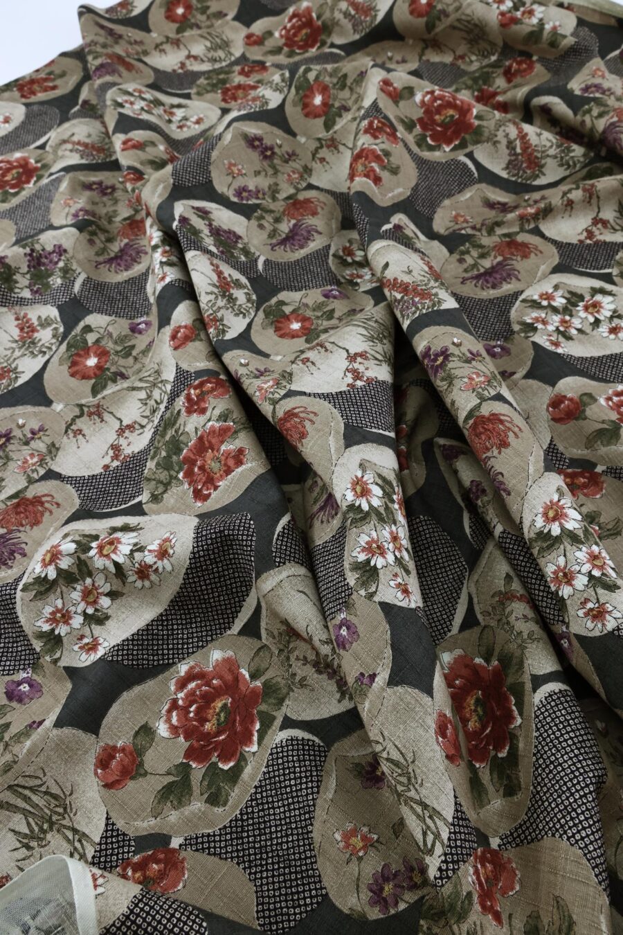 Coton dobby kanoko shibori noir et floraux. Japanese fabric