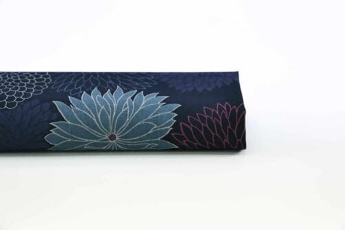 Tissu Japonais Chrysanthèmes en éclat fond bleu. Japanese fabric