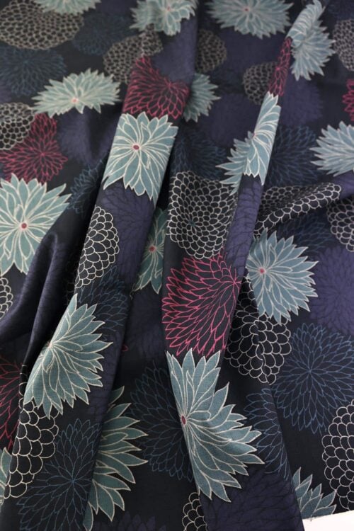 Tissu Japonais Chrysanthèmes en éclat fond bleu. Japanese fabric