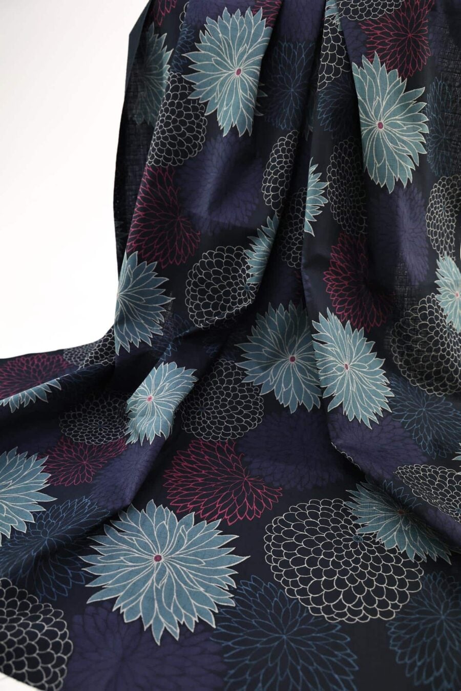 Tissu Japonais Chrysanthèmes en éclat fond bleu. Japanese fabric